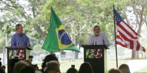 Imagem 1 - Lula e Bush discursam em visita do presidente americano ao Brasil.